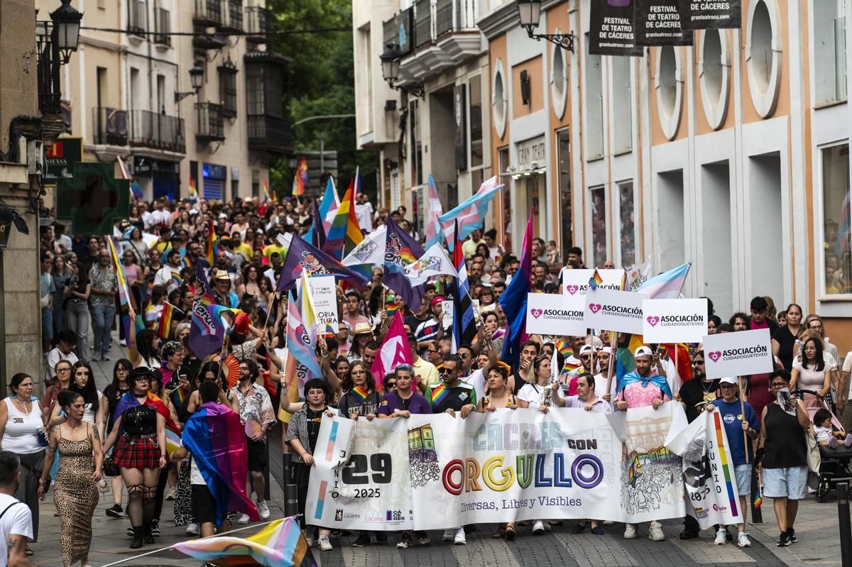 Fotogalería | Así fue la marcha del orgullo en Cáceres