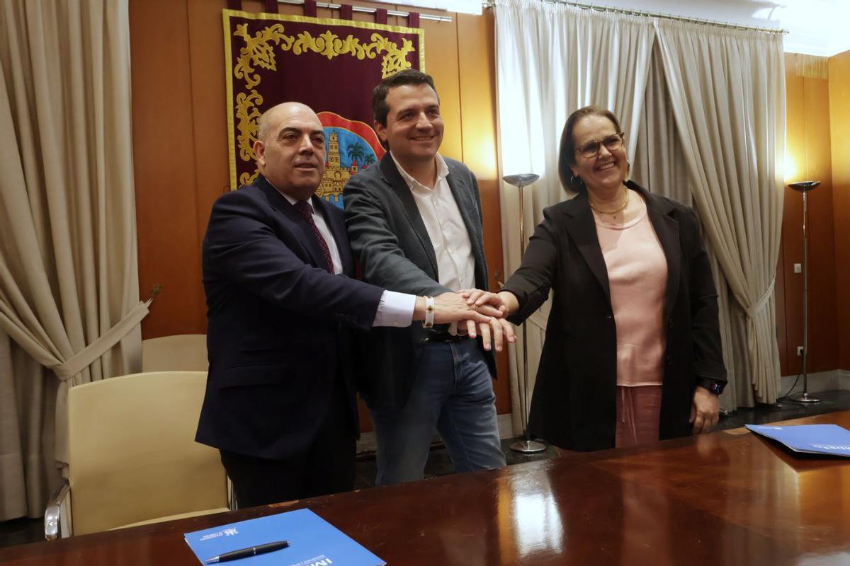 Lorenzo Amor, José María Bellido y Blanca Torrent, tras la firma de la cesión.