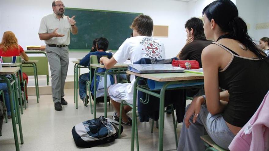 Preocupación por un estudio que plantea recuperar las 18 horas en Extremadura sin más docentes