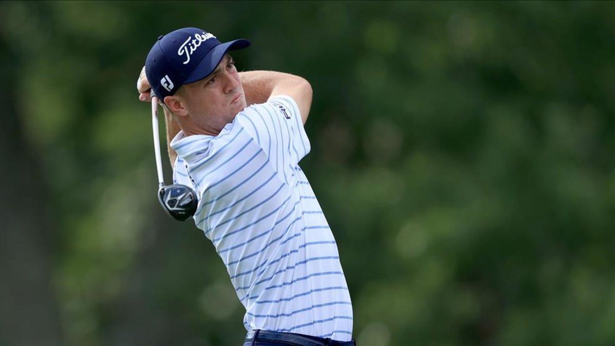 Justin Thomas tuvo un buen día y se colocó en cabeza