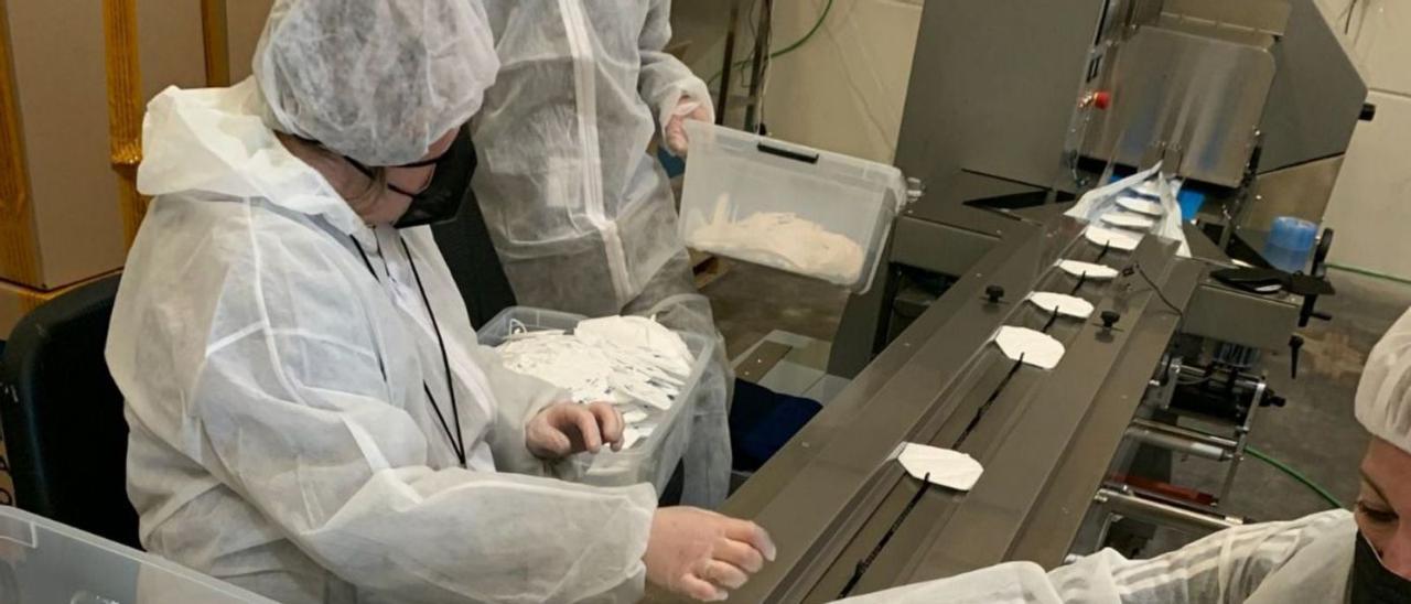 Varios trabajadores del fabricante de mascarillas European Mask Factory, que tiene su planta en La Muela. | EL PERIÓDICO