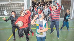 Catalunya insta a retirar ja la mascareta en interiors