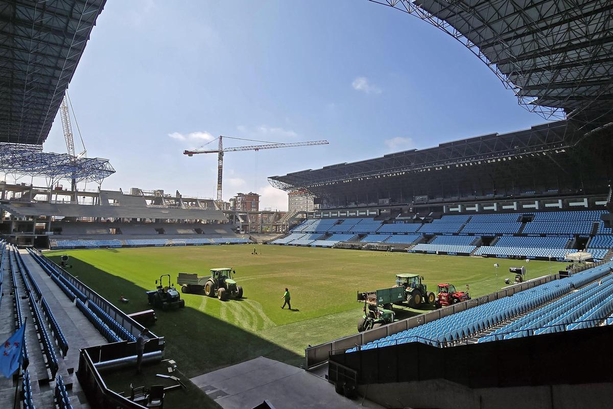 El Celta inicia la retirada del césped dañado en Balaídos