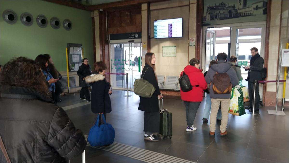 Viajeros que toman el tren a Madrid este lunes en la estación de Zamora capital.