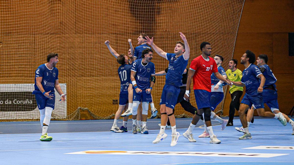 Los jugadores del OAR celebran el triunfo ante un decepcionado Douglas, del Sant Joan.