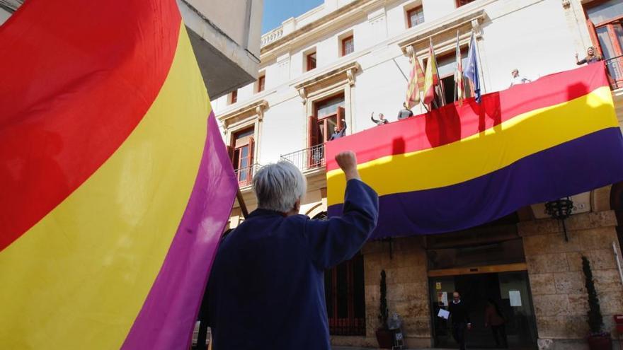 Una gigantesca bandera republicana volvió a ser exhibida en el ayuntamiento