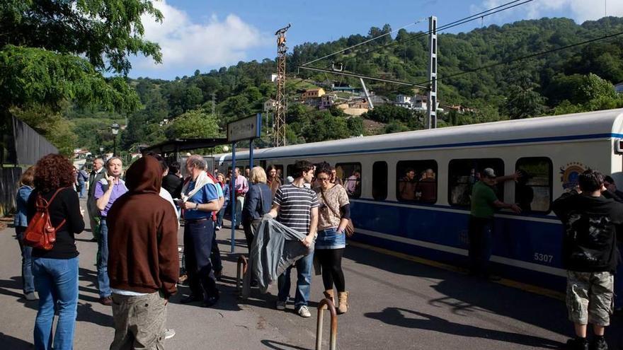 Viajeros del Tren de la Biosfera, en uno de los últimos años en que circuló por la comarca, en el apeadero de San Vicente.