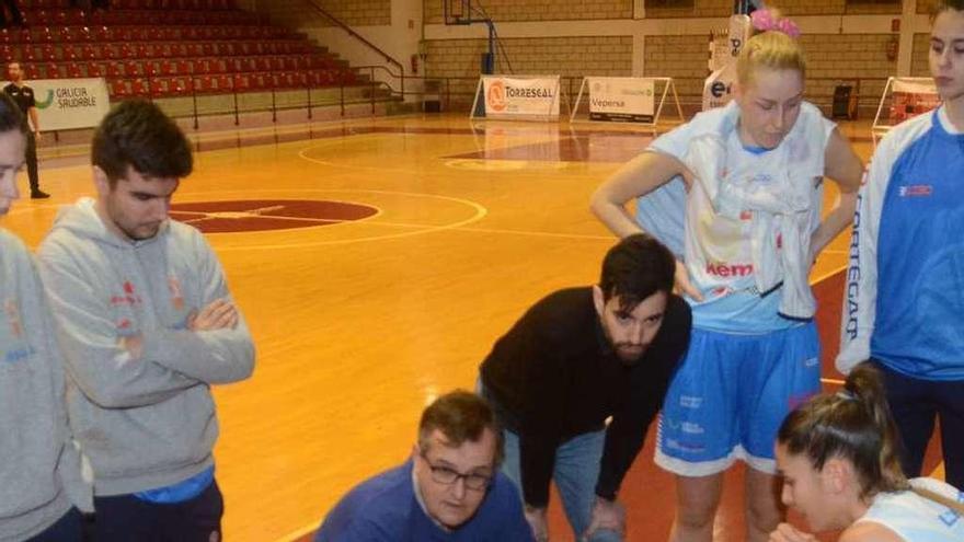 Rubén Domínguez durante una charla técnica a sus jugadoras. // Noé Parga