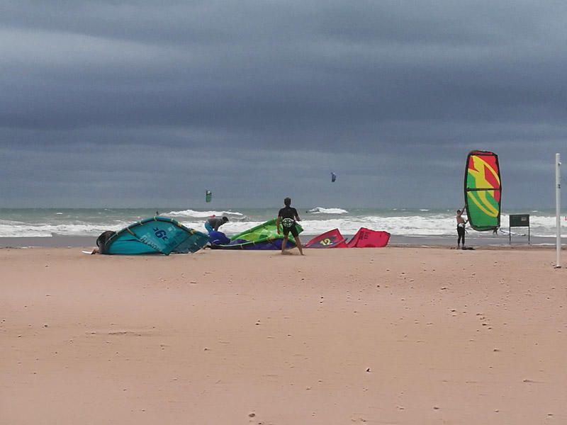 Olas de 2,5 metros invaden la playa de la Malvarrosa