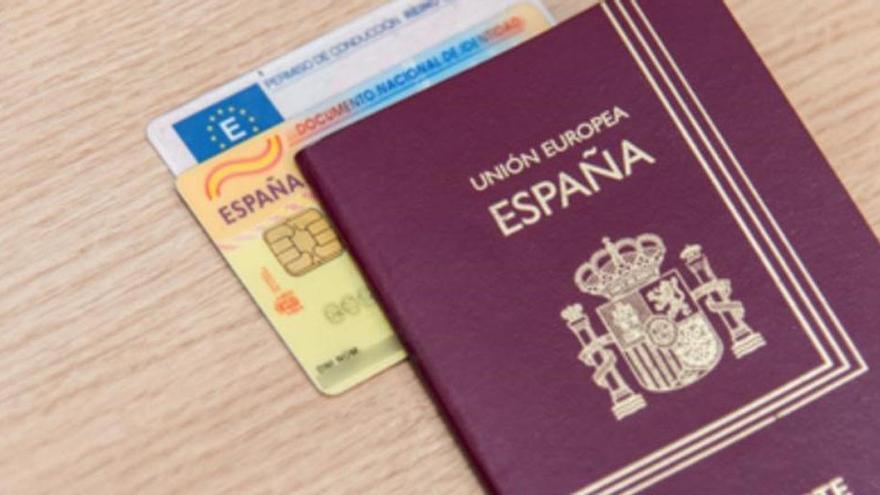 Una imagen de archivo de un pasaporte y un DNI.