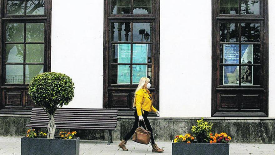 Una mujer con mascarilla camina ayer por el casco de La Orotava.