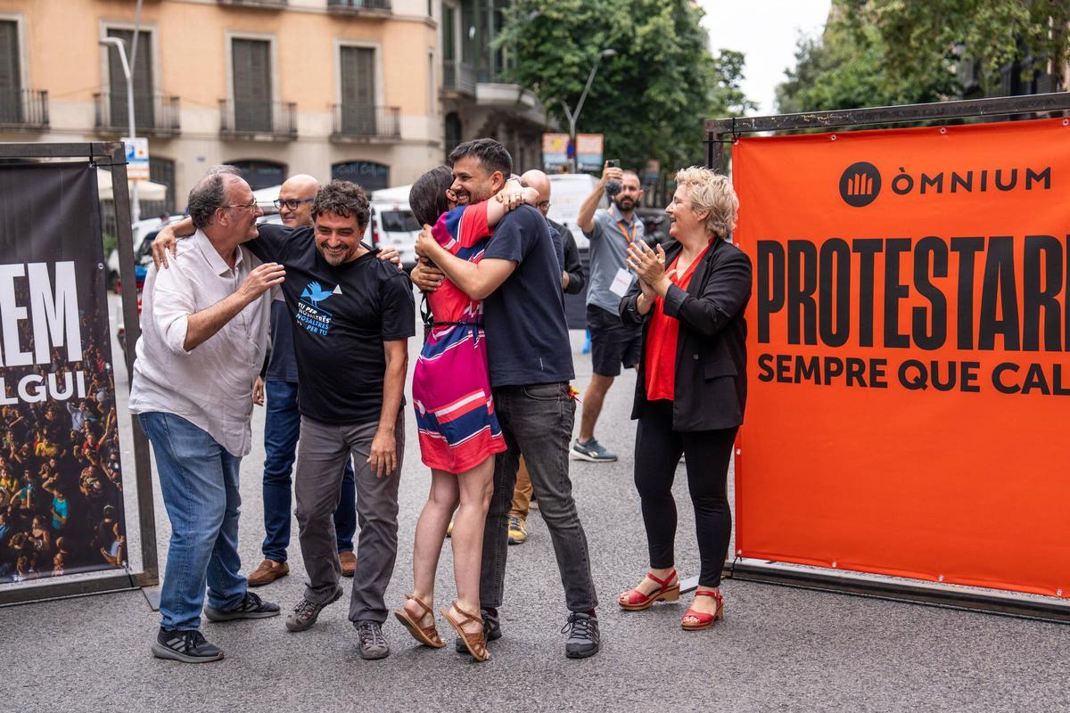 Acto de Omnium Cultural para recibir a Ruben Wagensberg, Oleguer Serra y el resto de personas que se marcharon a Suiza