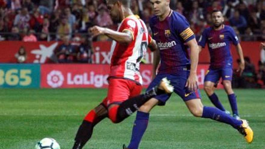 Ramalho prova de refusar una pilota davant la presència del blaugrana Andrés Iniesta.