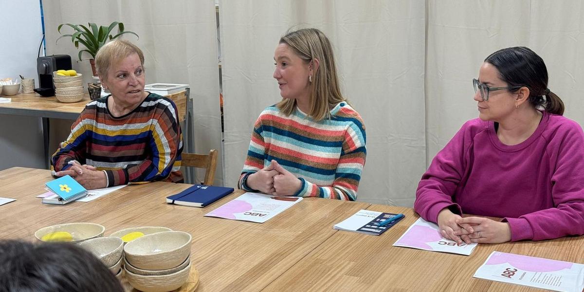 La vicealcaldesa y concejala de Igualdad de Vila-real, Maria Fajardo, ha visitado uno de los talleres que organiza su departamento.