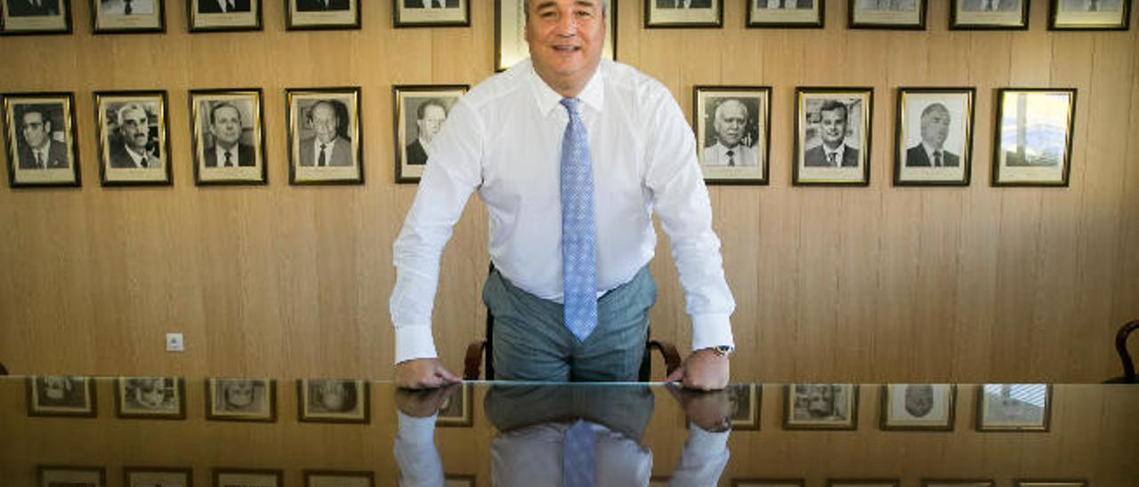 Miguel Ángel Ramírez Alonso, en el salón de reuniones de la sede, ante los retratos de los presidentes de la UD.