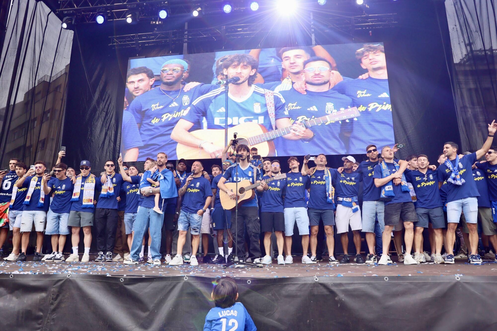 Locura azul en las calles de Oviedo para celebrar el ascenso del equipo a Primera División