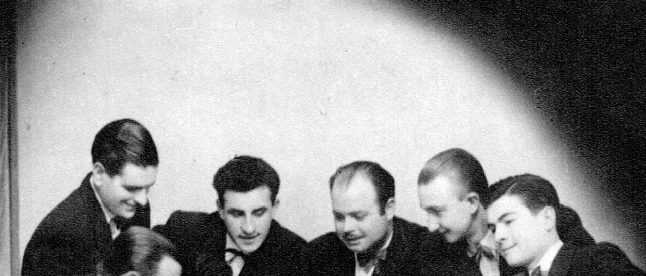 En 1953, con la orquesta Rosaleda (segundo por la derecha).