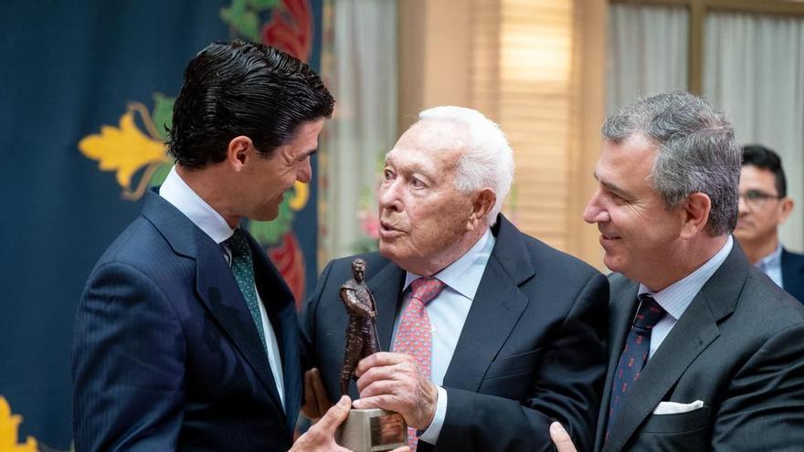 Pablo Aguado, galardonado con el Premio Curro Romero en el Pregón Taurino del Labradores