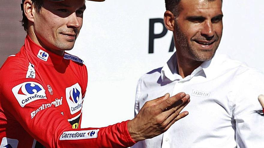 Pereiro (drcha.), junto a Roglic, en el podio de una etapa de 2019. |  // EFE