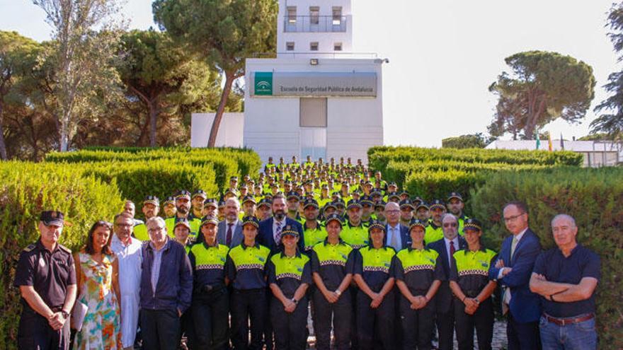 Los agentes prestarán servicio en cuatro municipios tras haberse formado en la escuela de la Consejería de Justicia e Interior.