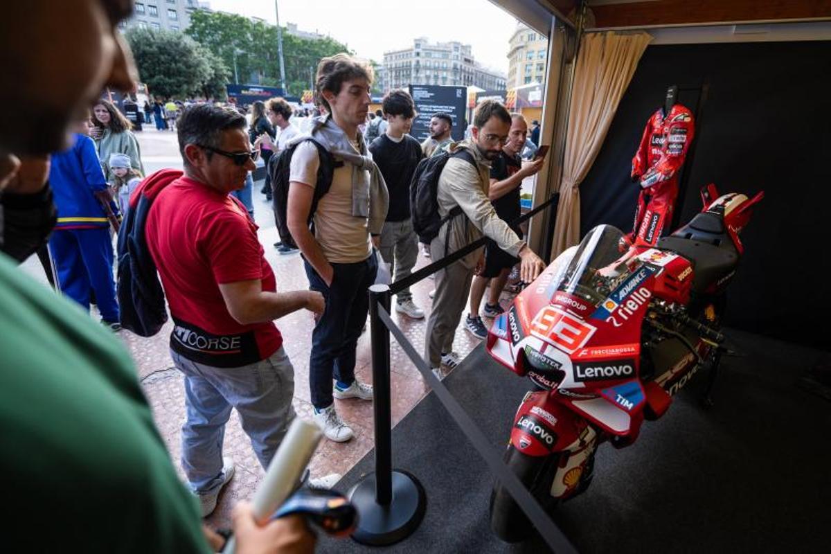 Los pilotos Dani Holgado, Pedro Acosta, Joan Mir, Àlex Rins, Jorge Martín y Àlex Márquez participan en la Fan Fest 2026 de MotoGP en la Plaça de Catalunya