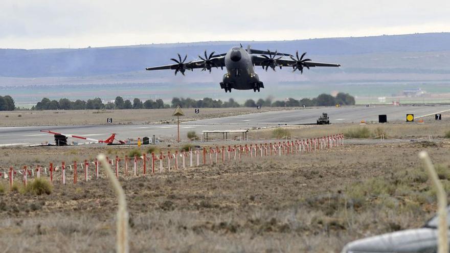 Espanya envia els dos primers avions amb armes