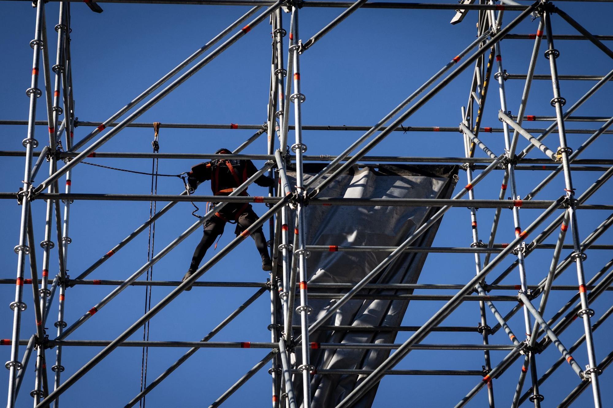 Comienza el montaje del gran escenario de las fiestas en la plaza del Pilar de Zaragoza