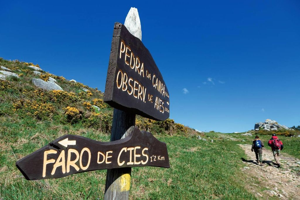 Excursionistas rumbo a la Pedra da Campá, una piedra erosionada con forma acampanada