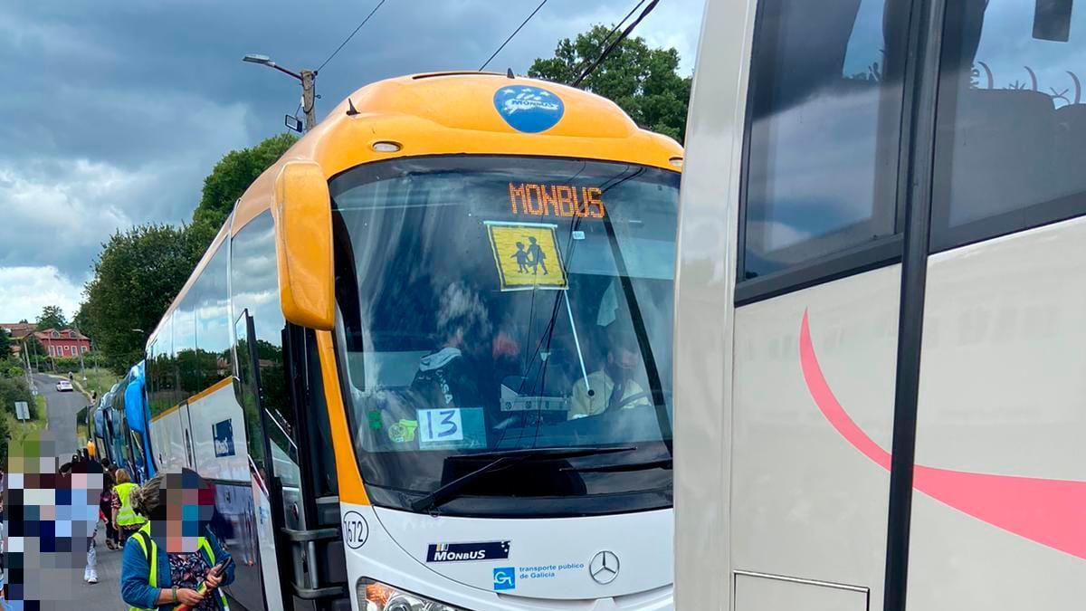 Buses escolares en las inmediaciones del Instituto de Caheiras, en Teo