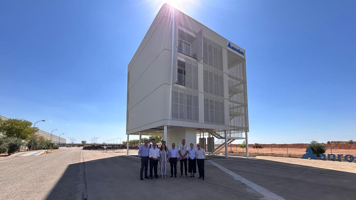 La delegación gandiense, en Tomesollo, ante uno de los edificios.