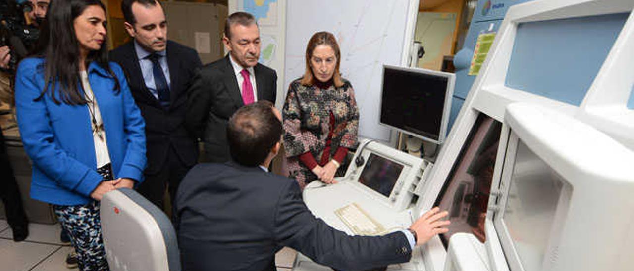 Carmen Hernández Bento, con Ignacio González, director de Enaire, Paulino Rivero y Ana Pastor, ayer.