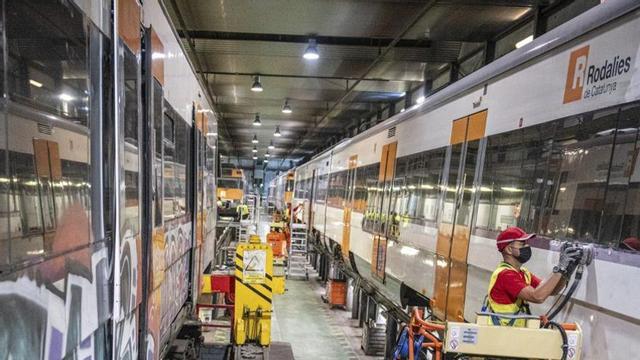 Neteja de trens a la base de manteniment de Renfe a Cornellà. | MANU MITRU