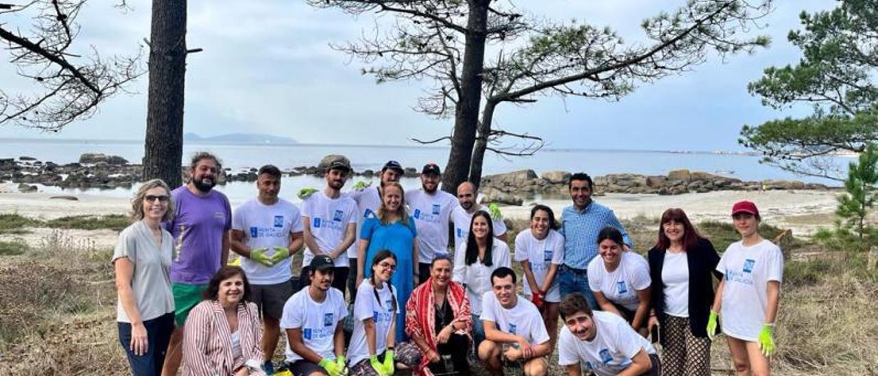 Asistentes a la clausura del campamento de voluntariado.   | //  FDV