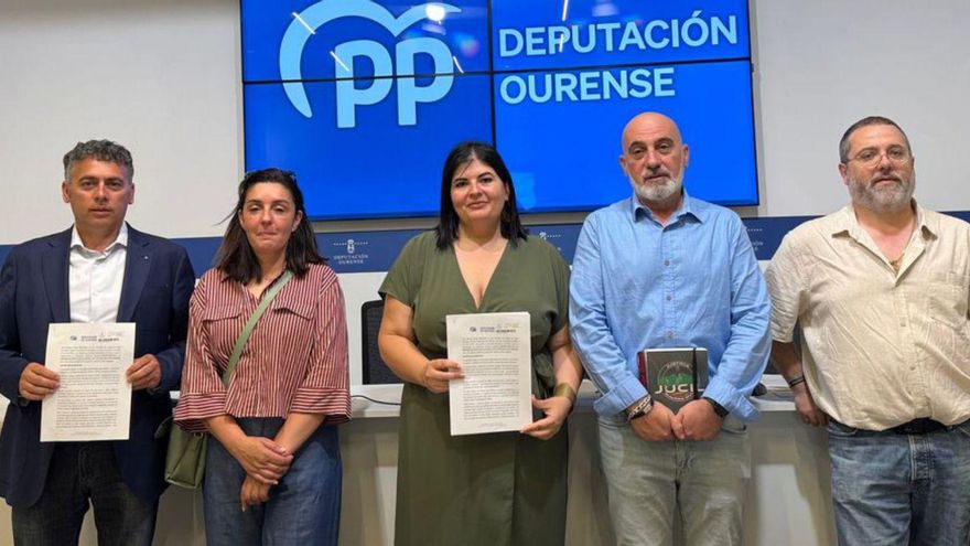 Los representantes del PP y de Jucil, mostrando la moción. | FdV