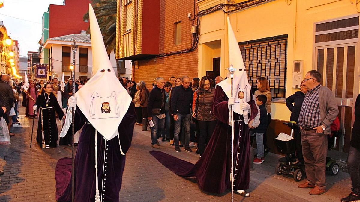Procesión de Semana Santa en las calles del Marítim, con participantes y público.  | LEVANTE-EMV