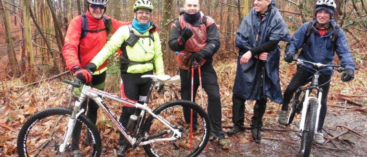 Ciclistas de BTT Asturias, posando junto a dos peregrinos.