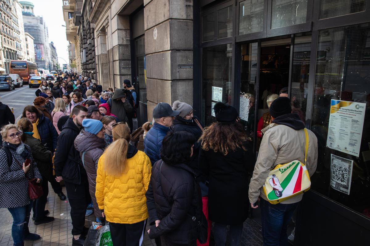 La Asociacion de ucranianos Djerelo que ayudan a los refugiados que están en Barcelona con alimentos, ropa, productos primera necesidad y lo hacen en vía Laietana 33 en el centro