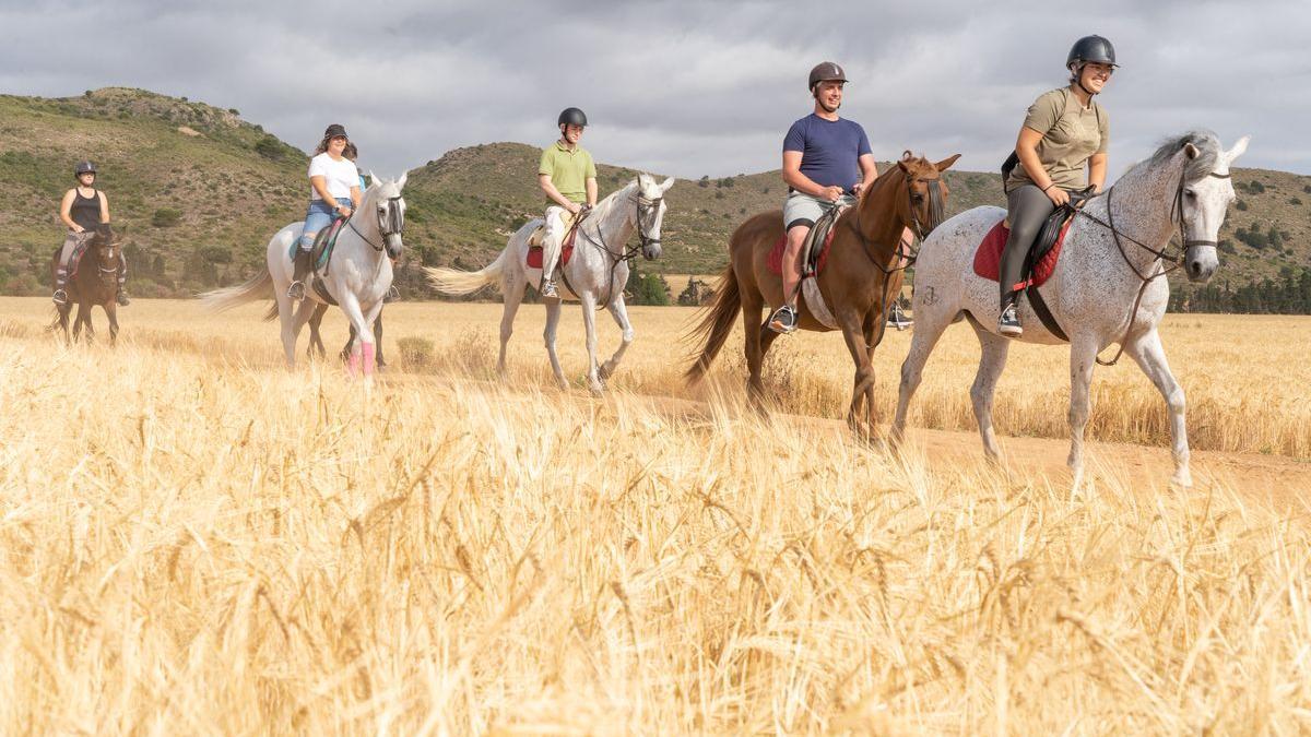 Paseo a caballo durante la presentación de las actividades del TLa de Verano, este martes.