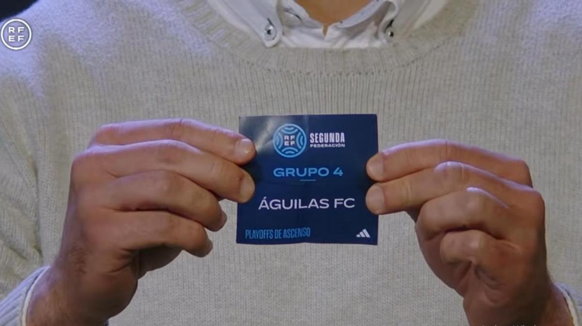 La mano inocente del sorteo saca la papeleta del CDA Águilas FC.