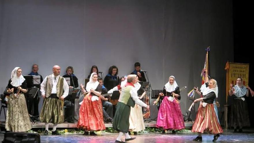 Bailes de Eivissa llenan el teatro de Petra
