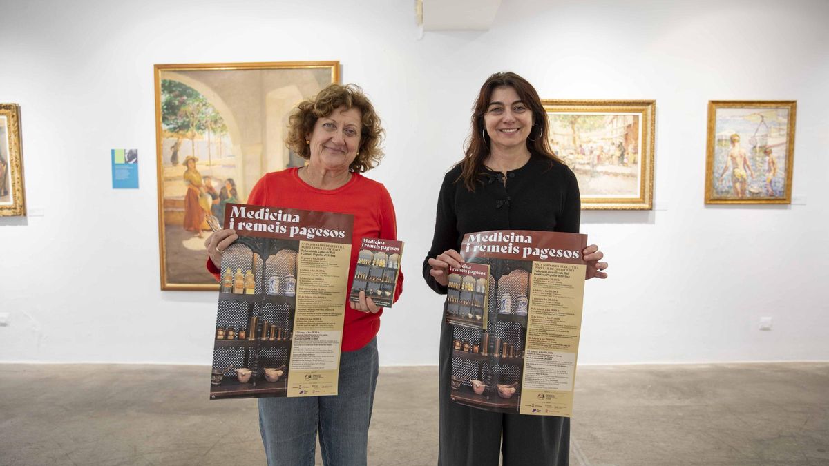 La vicepresidenta de la Federació de Colles de Ball i Cultura Popular d’Eivissa, Eduvigis Sánchez amb la consellera de Cultura, Educació i Patrimoni del Consell Insular d’Eivissa, Sara Ramon,