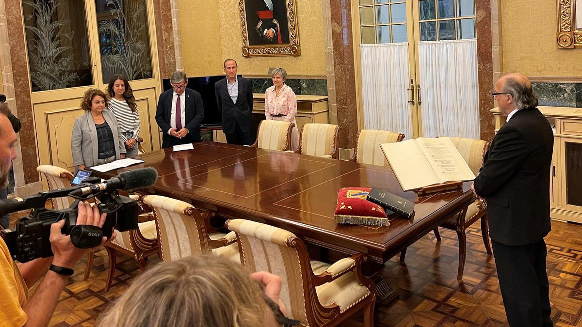Andreu Manresa promete el cargo ante los miembros de la Mesa del Parlament