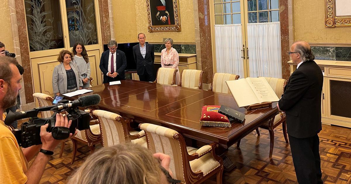 Andreu Manresa promete el cargo ante los miembros de la Mesa del Parlament