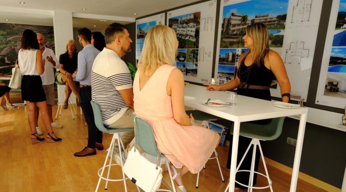 Potenciales inversores en una feria inmobiliaria.