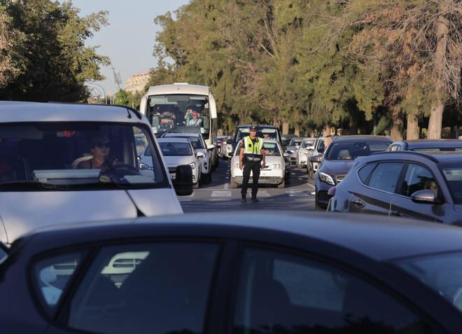 A la caza del eclipse: salir de Madrid y Barcelona se complica mientras Valencia y Baleares cortan carreteras y accesos