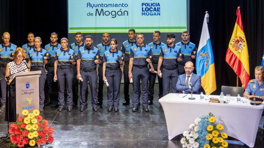 Onalia Bueno (izquierda), ayer, durante el acto de toma de posesión de los nuevos policías locales de Mogán. | | LP/DLP