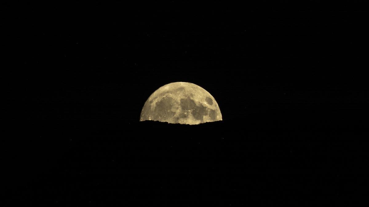 FOTOGALERÍA | La 'Luna del Ciervo' ilumina la noche de Hervás.