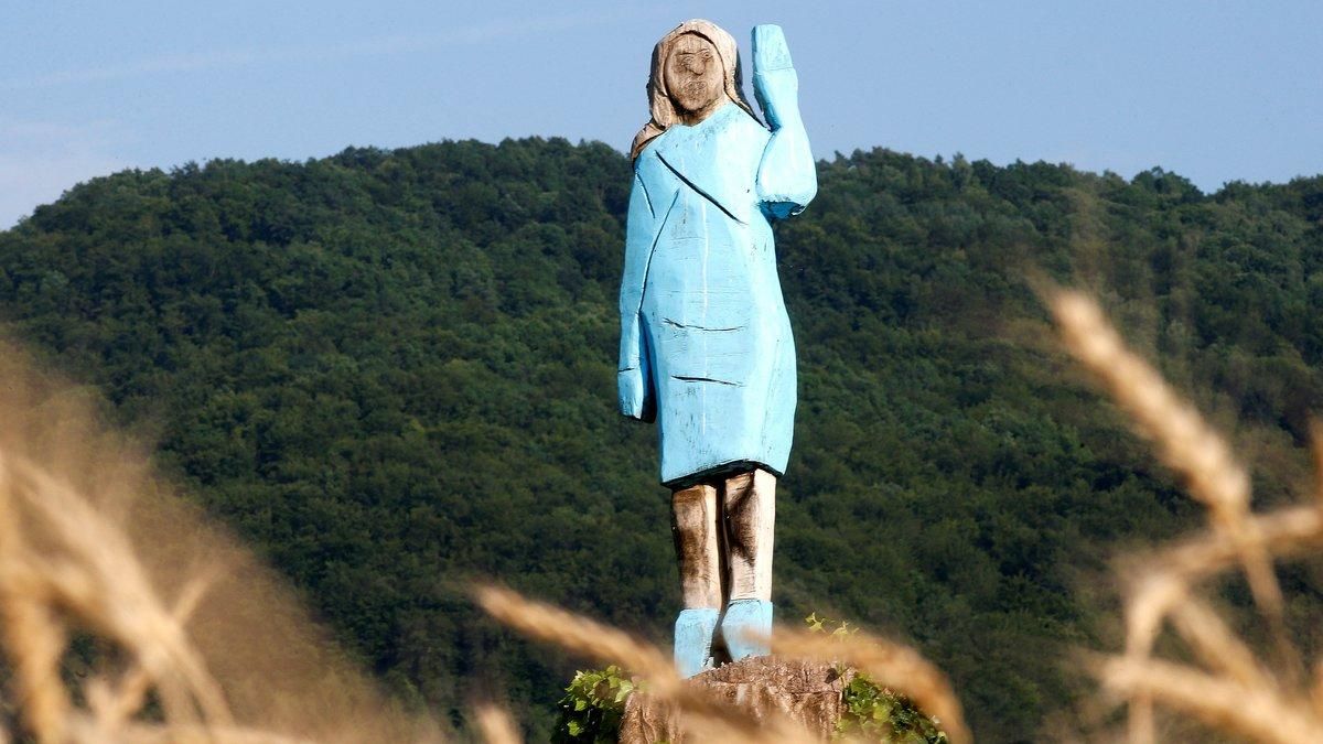 Escultura, supuestamente de Melania Trump, erigida en Sevnica, el 5 de julio del 2019
