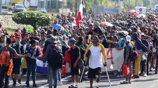 Blinken aborda en México la crisis migratoria mientras la caravana de 10.000 personas avanza hacia la capital