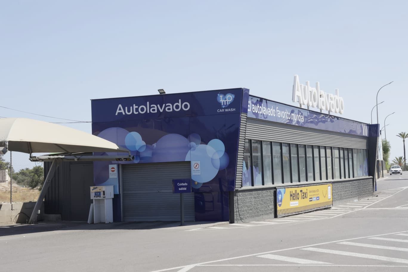 Pega un martillazo a su compañero de trabajo y se corta el cuello en un parking de un súper de Sant Joan